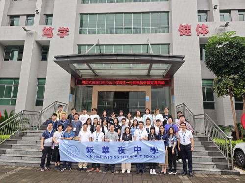 姐妹學校門前大合照