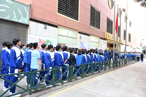 兩校師生肅穆注視國旗升起