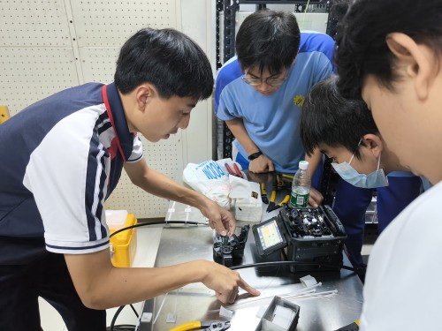 珠海理工學生示範光纖熔接機操作