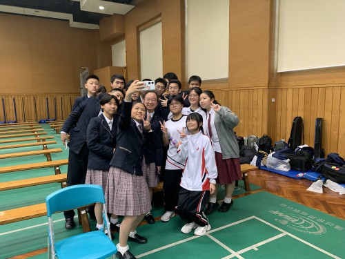 兩校師生合照，其樂融融