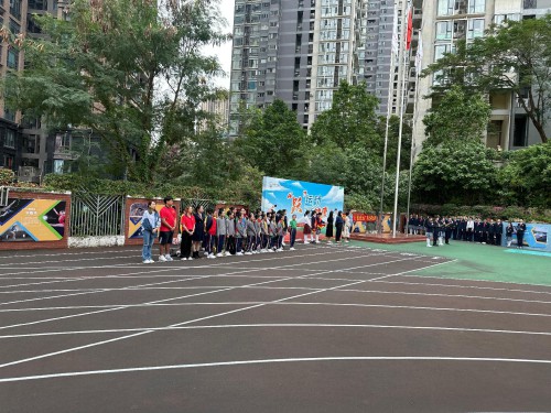 参与姐妹学校校内的升旗仪式