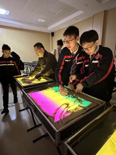 圣公会中学（澳门）师生参观北海外国语实验学校沙画室