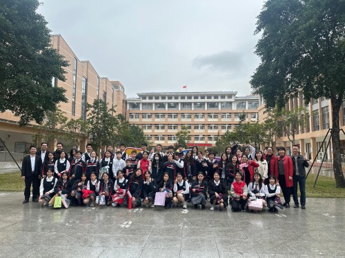 圣公会中学（澳门）师生与北海外国语实验学校师生合影