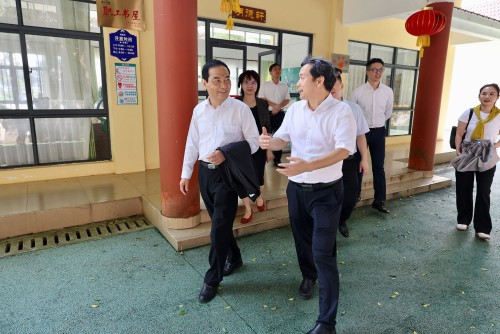 文昌中学段华松校长介绍学校情况