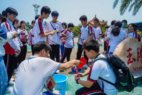 两校学生一起制作水火箭