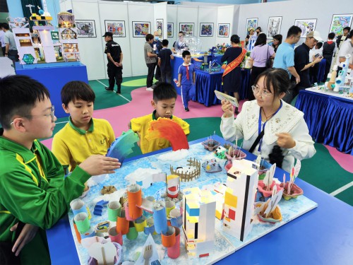 学生向来宾介绍本校作品