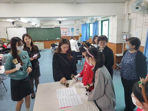 深圳嘉宾们与学校手铃队交流