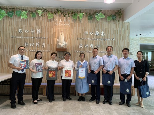 參訪續友情，互贈學校紀念品