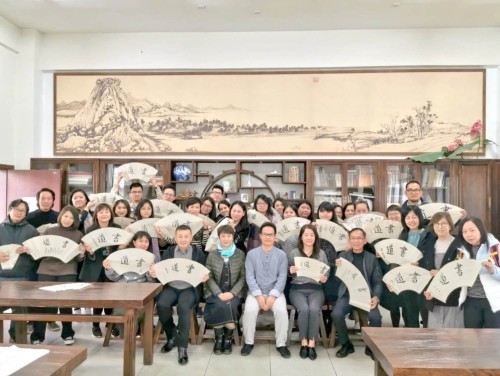 教師們展示個人書法作品並與講師合照留念