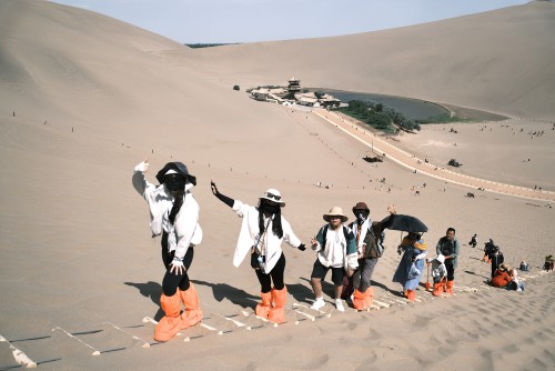 師生體驗爬沙山