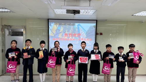 兩校學生互贈紀念品